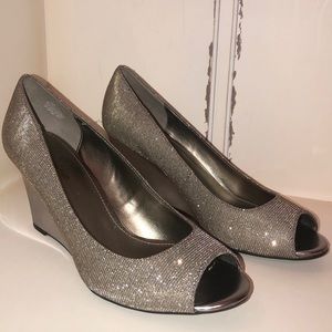 Bandolino Metallic Sparkle Open Toe wedge 10